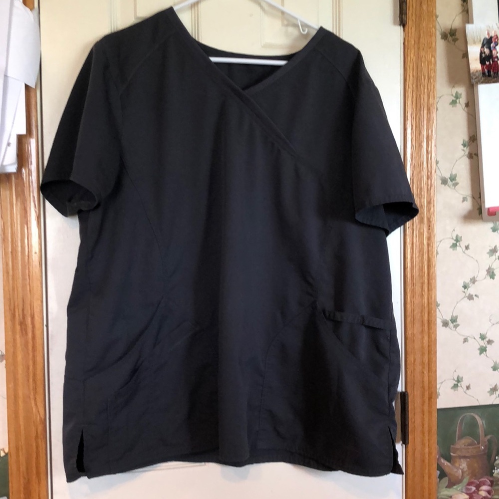 MAKE OFFER **WOMEN SCRUB SET - EUC